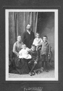 Margaret & Alexander Brackett familyckett while still in New Westminster.